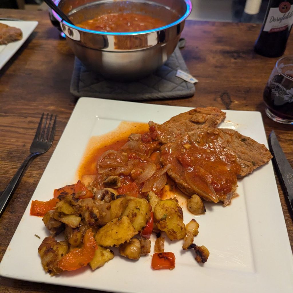 opgedient met aardappeltjes en groenten, en rode wijn Schouderkarbonade is een smaakvol en betaalbaar stuk varkensvlees dat geweldig uitkomt in de slowcooker. Lees ons recept en tips in deze blog
