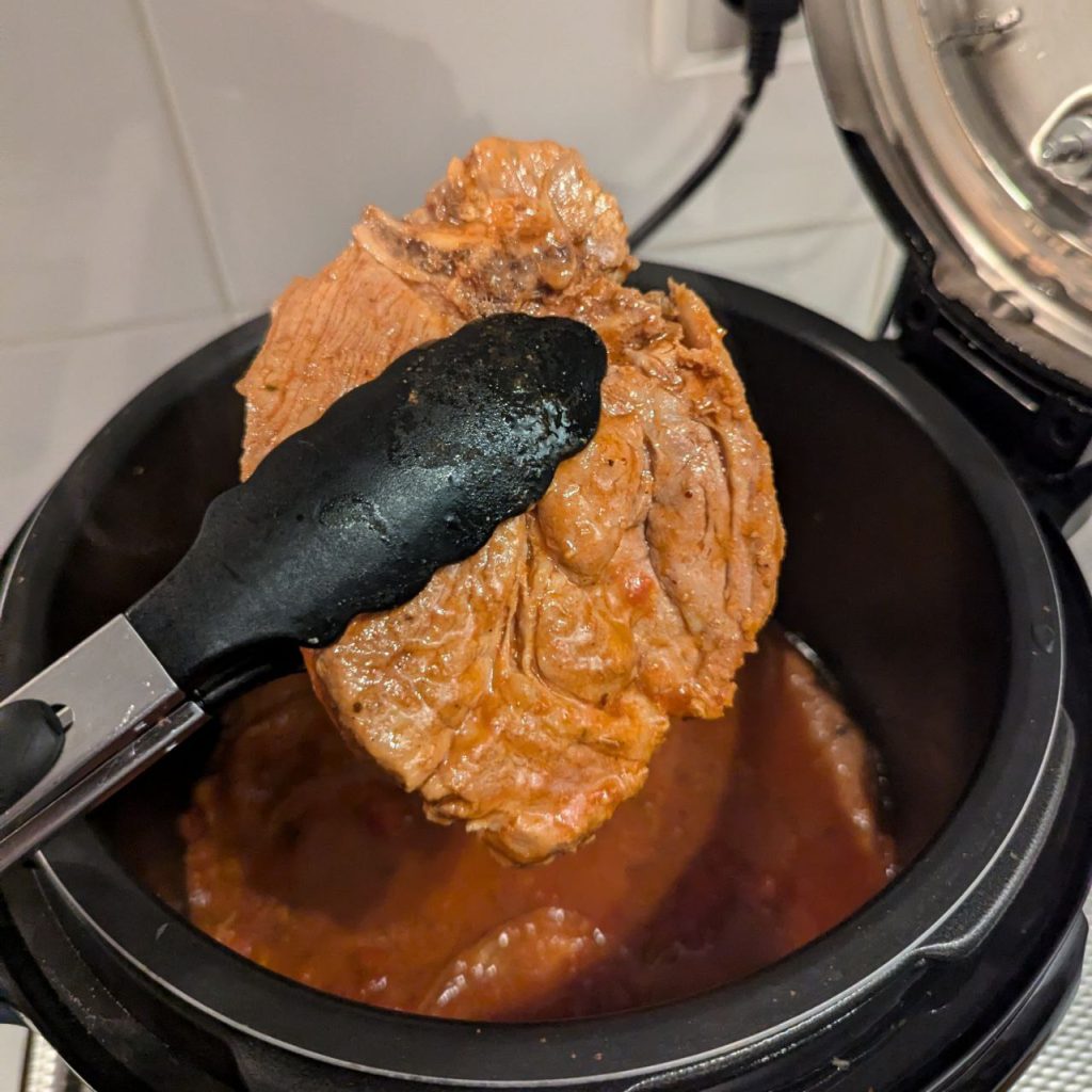 klaar!  Schouderkarbonade is een smaakvol en betaalbaar stuk varkensvlees dat geweldig uitkomt in de slowcooker. Lees ons recept en tips in deze blog