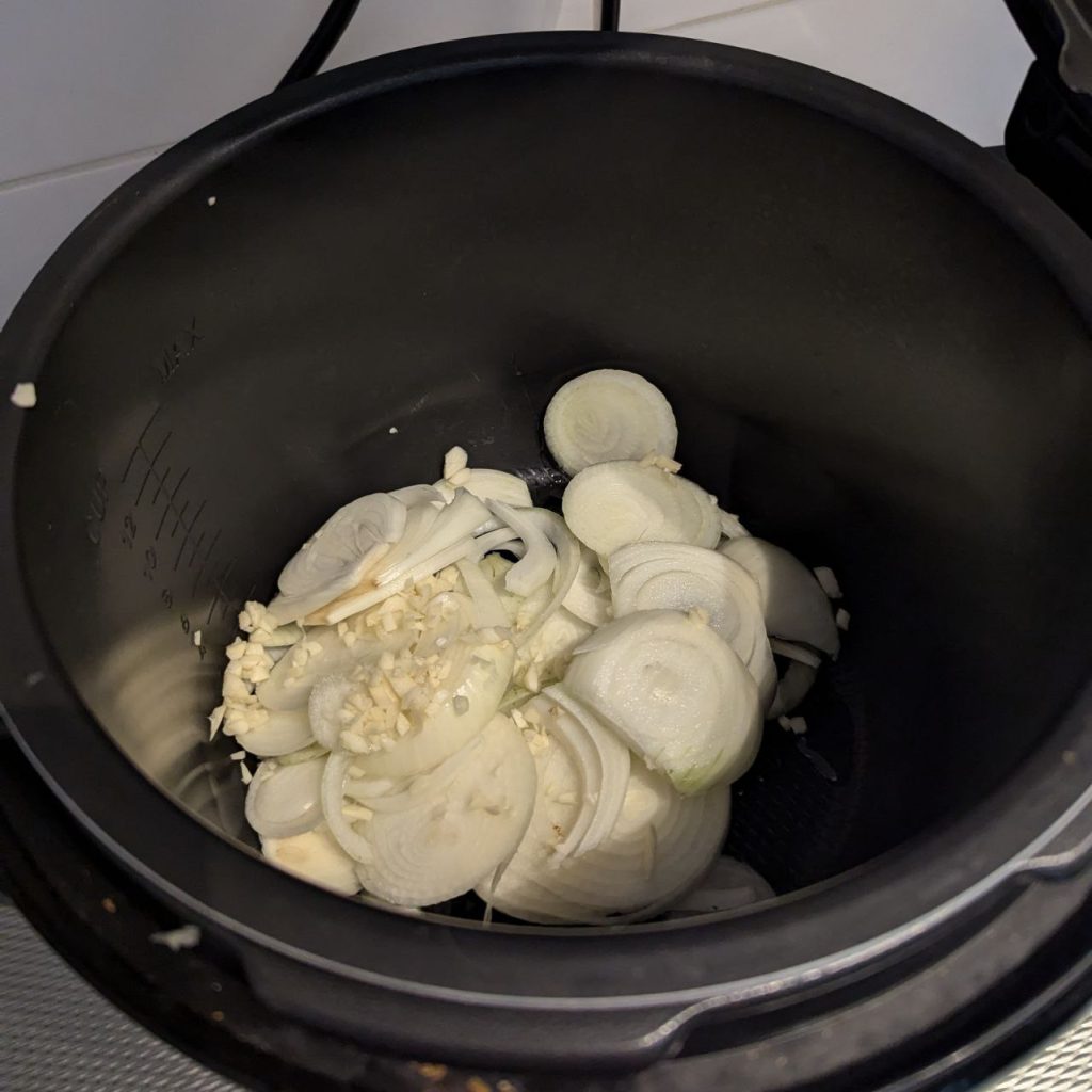 eerste laag, ui en knoflook