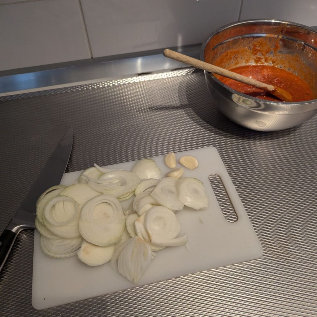 ui en knoflook gesneden en saus klaar