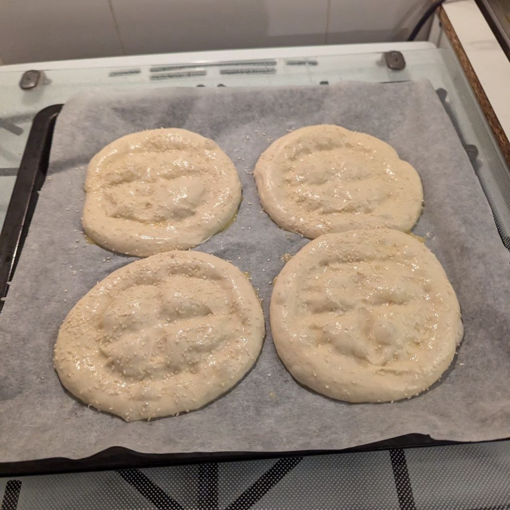nog een ronde rijzen, insmeren en vorm in maken zelfgemaakte broodjes