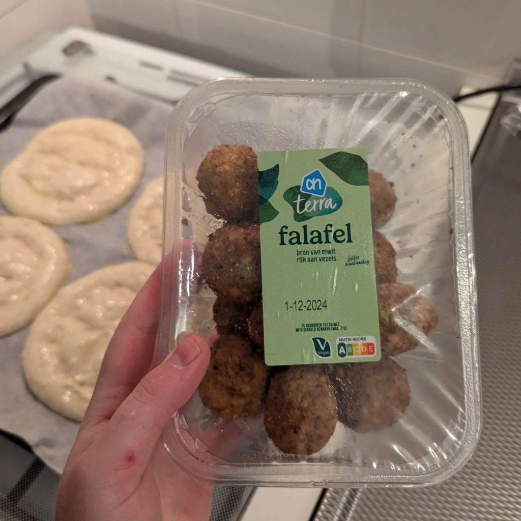 broodjes in de oven en falafel bakken