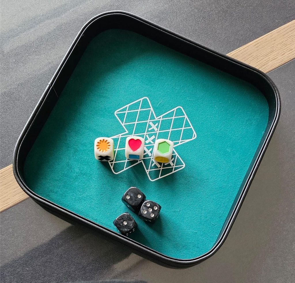 dobbelstenen en speelbak