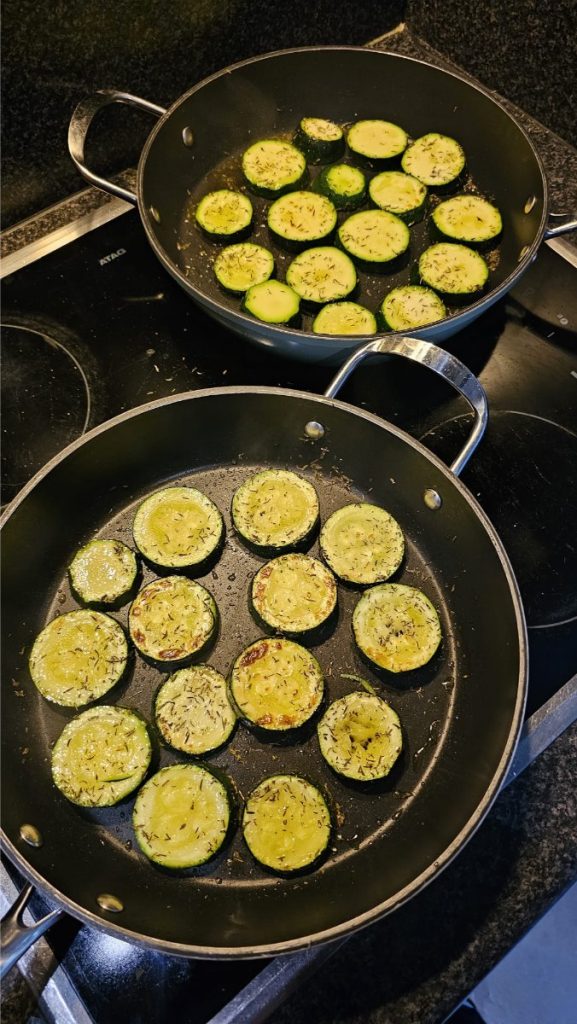 goudkleurige courgette Goede olijfolie maakt een wereld van verschil in de keuken. Kwaliteit van olijfolie en hoe het productieproces de smaak en textuur beïnvloedt.