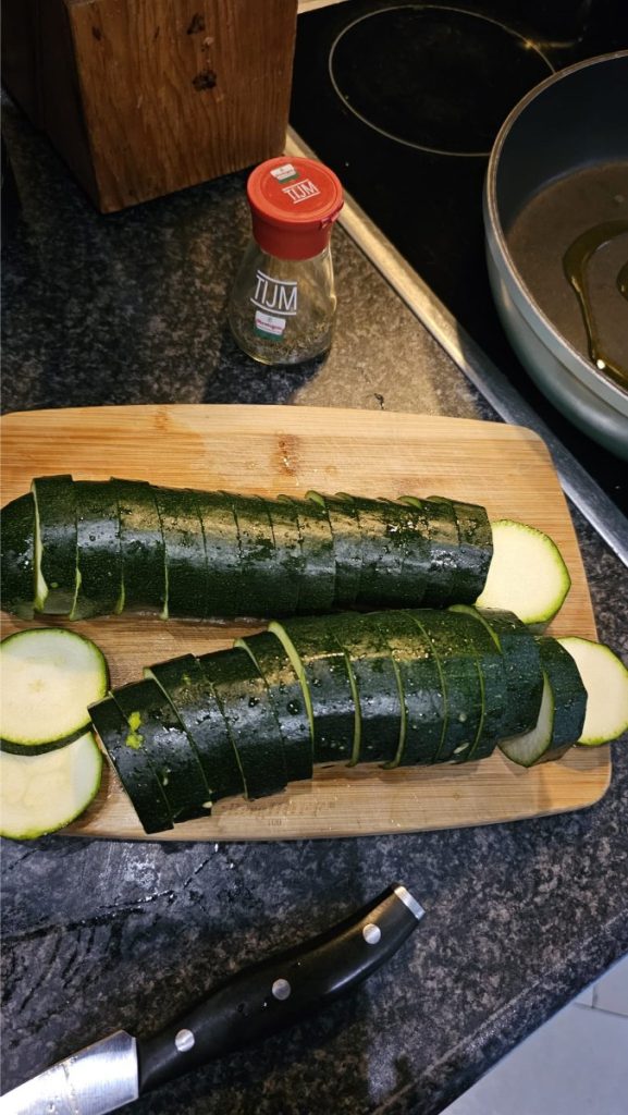 courgette snijden en tijm kruiden