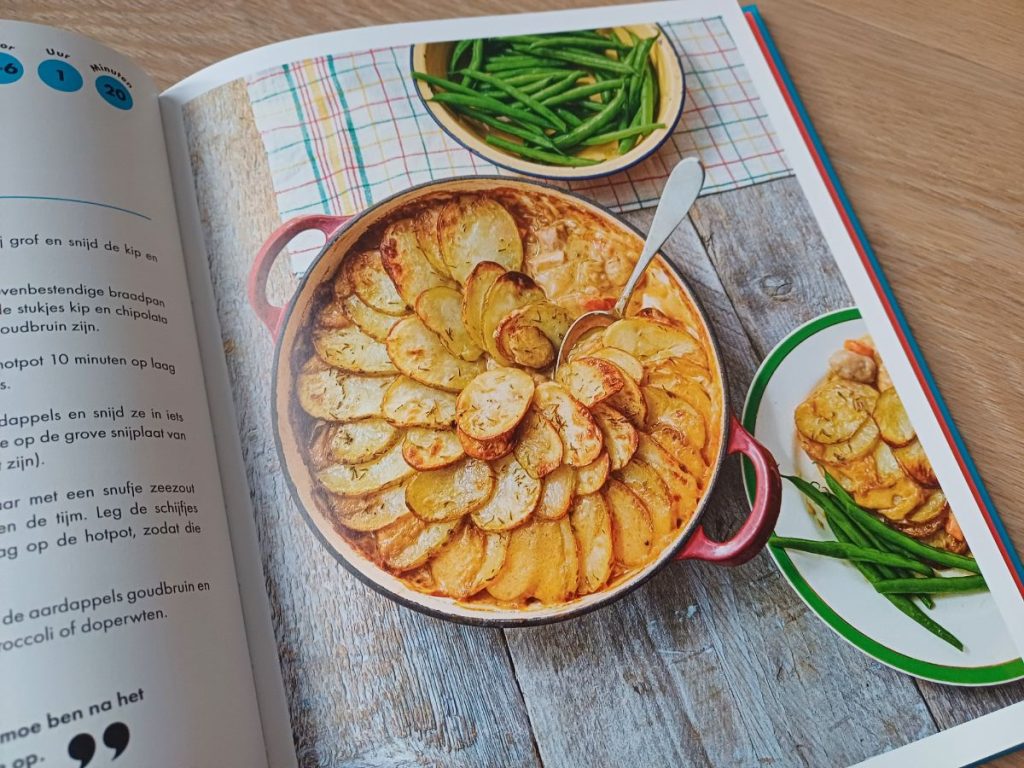 winterse hotpot met kip Kook mee! Leuke, lekkere recepten voor kinderen. Van de zoon van Jamie Oliver voor onze kinderen. Zodat ook zij lekker kunnen koken.