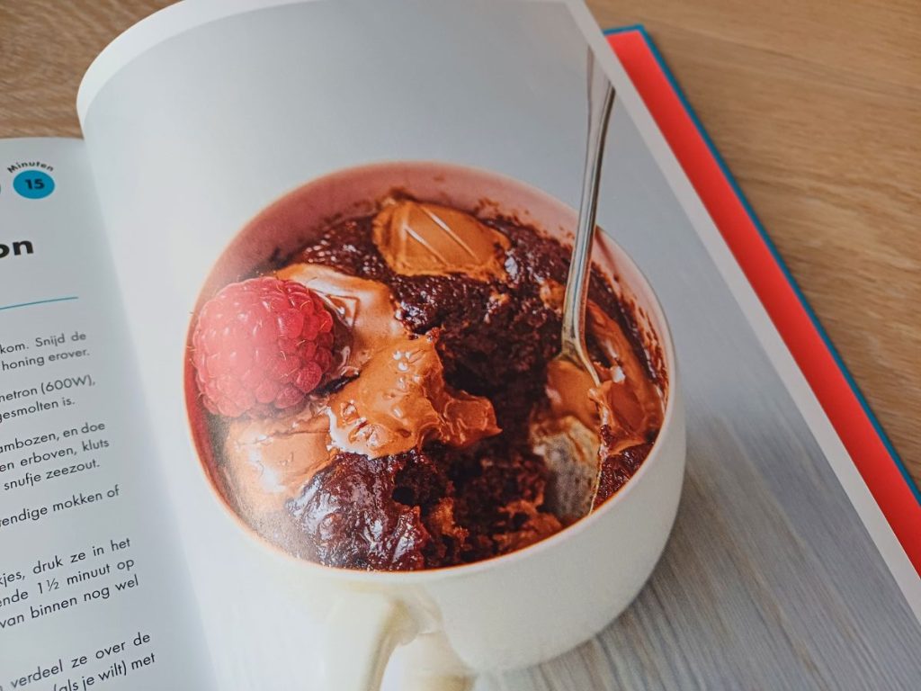 choco mug cake uit de magnetron Kook mee! Leuke, lekkere recepten voor kinderen. Van de zoon van Jamie Oliver voor onze kinderen. Zodat ook zij lekker kunnen koken.