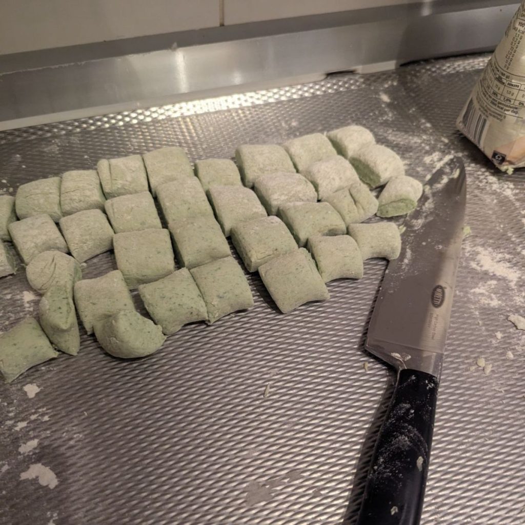 de gnocchi net na het snijden