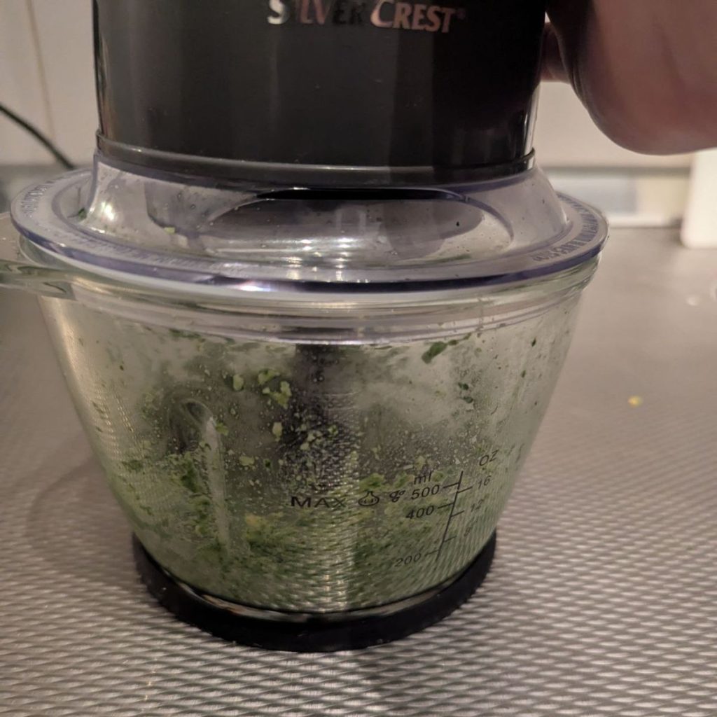 malen in de hakmolen tot een groene pasta