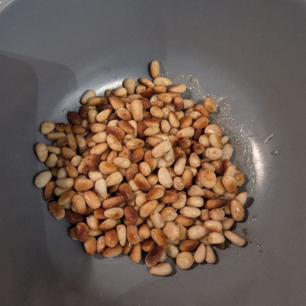 geroosterde pijnboompitjes als topping