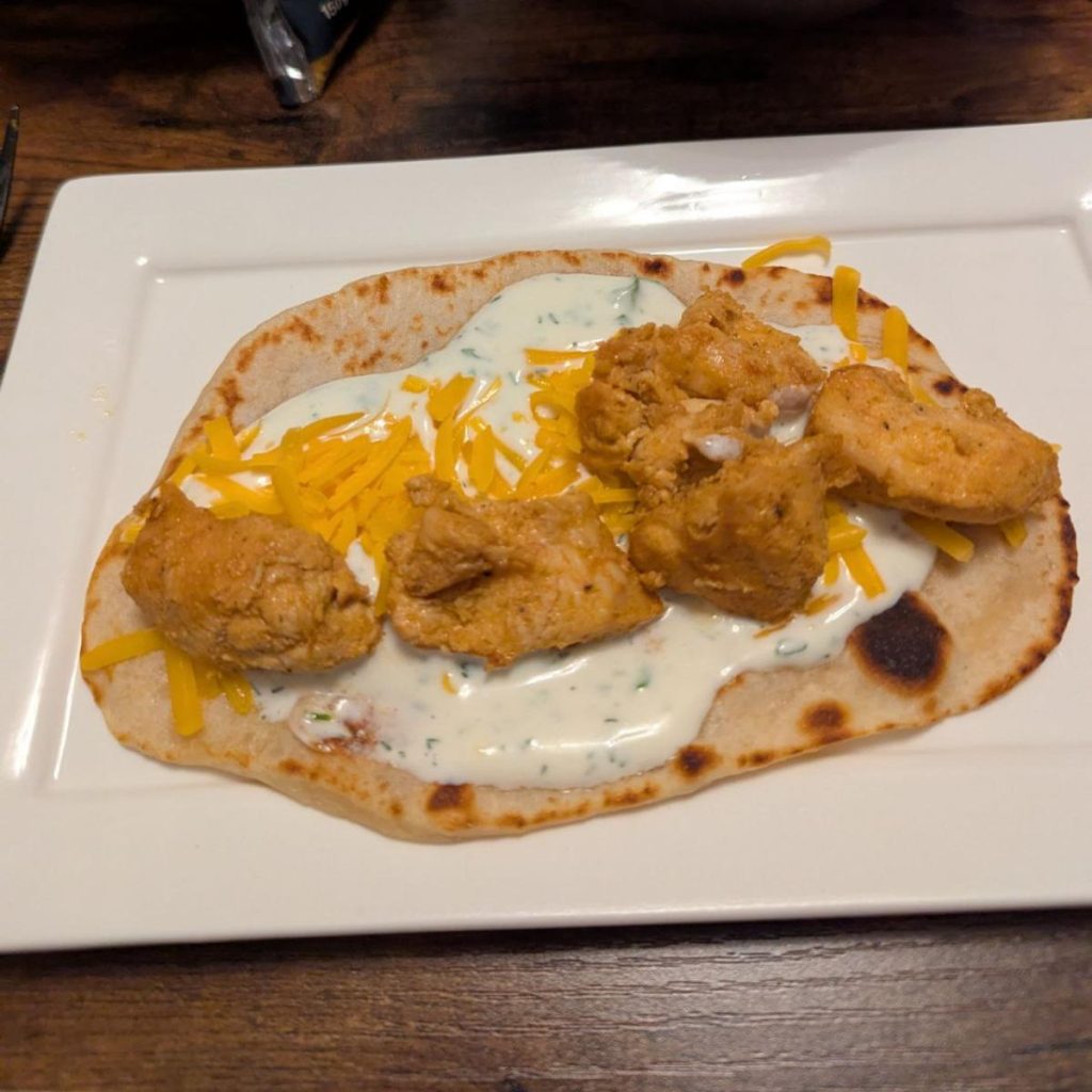 kip, kaas en ranch dressing op flatbread
