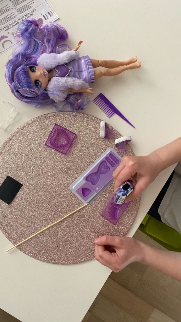 Rainbow High Creative Crystals Dolls een pop en creatieve speelset