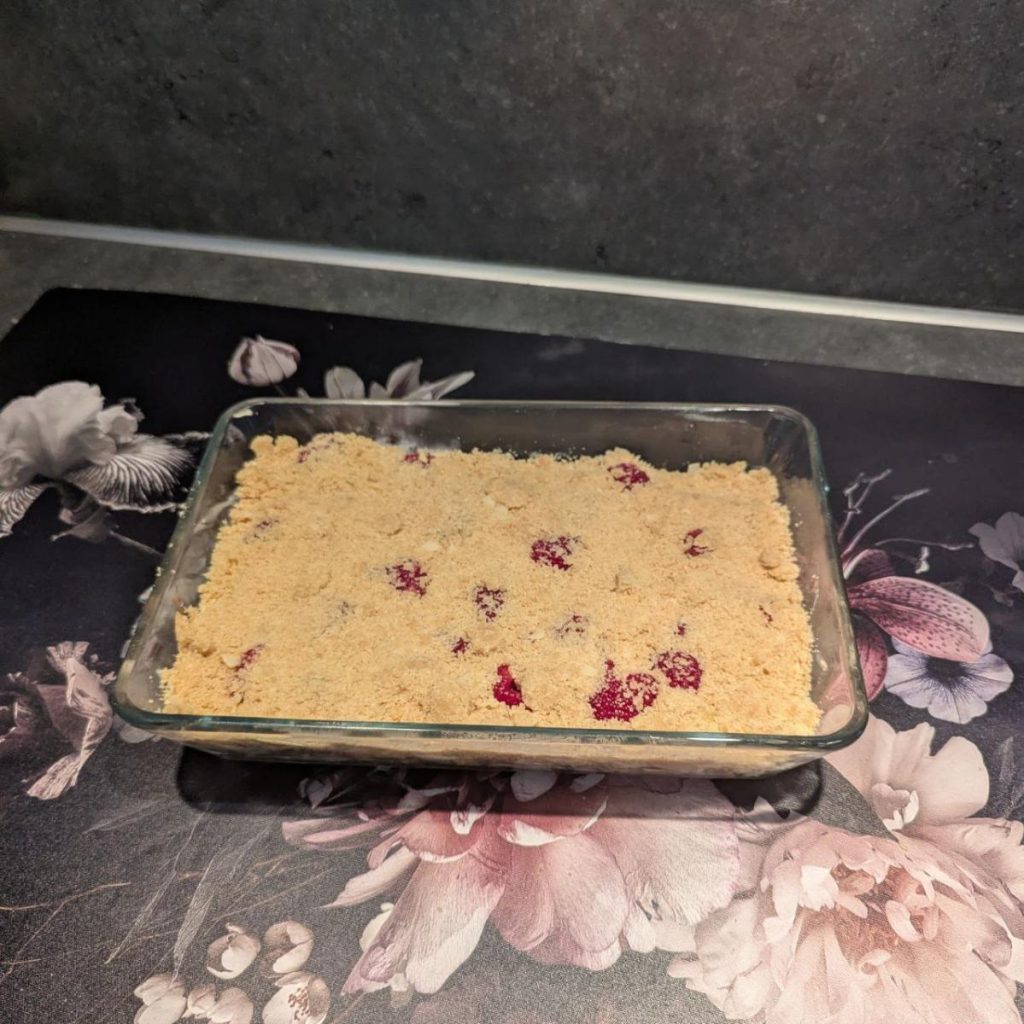 frambozen appel crumble klaar om de oven in te gaan
