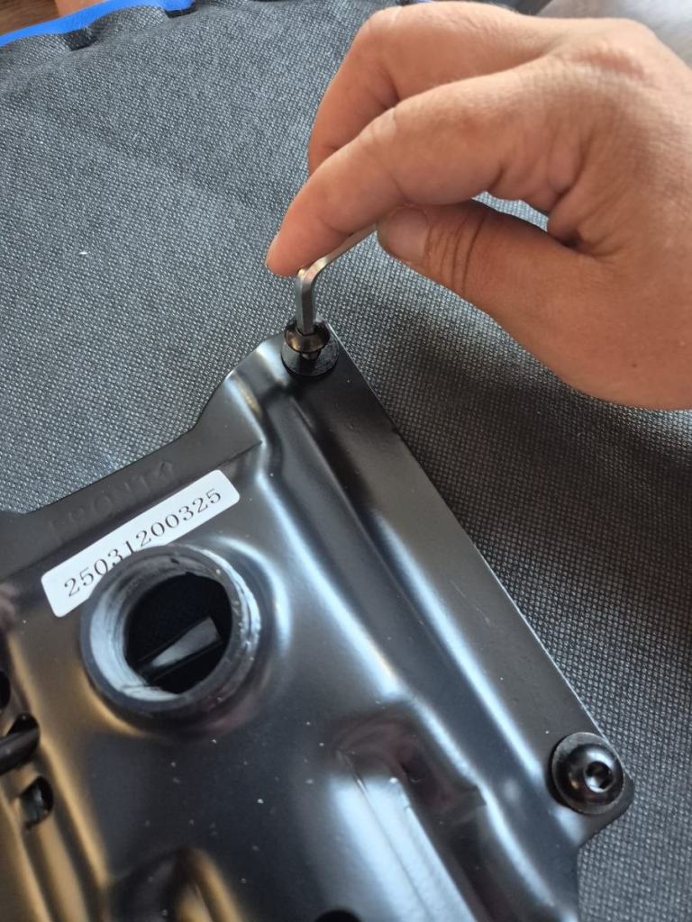 bureaustoel in elkaar zetten met imbussleutel