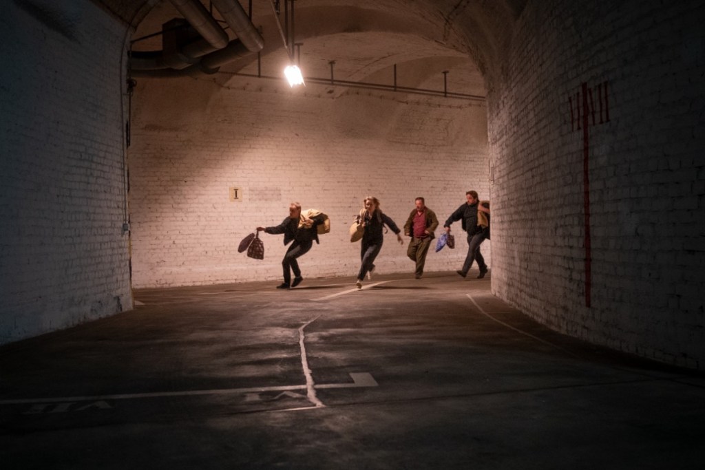 jongeren met geld in tunnel