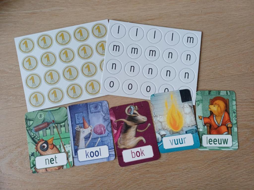 lettermunten en kaartjes aap vangt kip