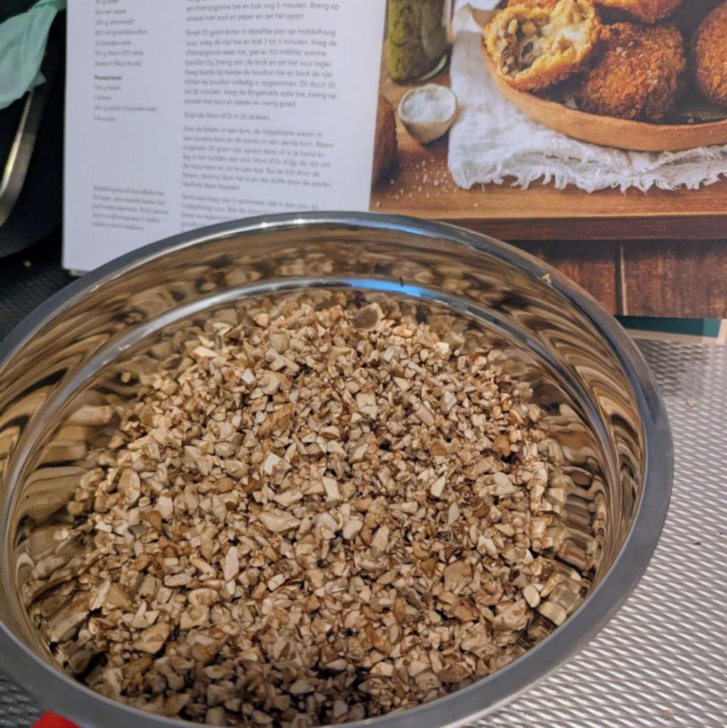 fijngesneden ingrediënten, koken met paddenstoelen