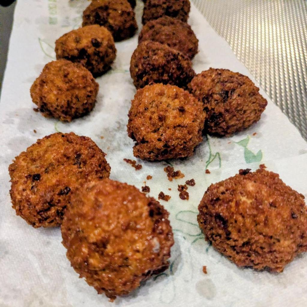 Arancini uitlekken op keukenpaper