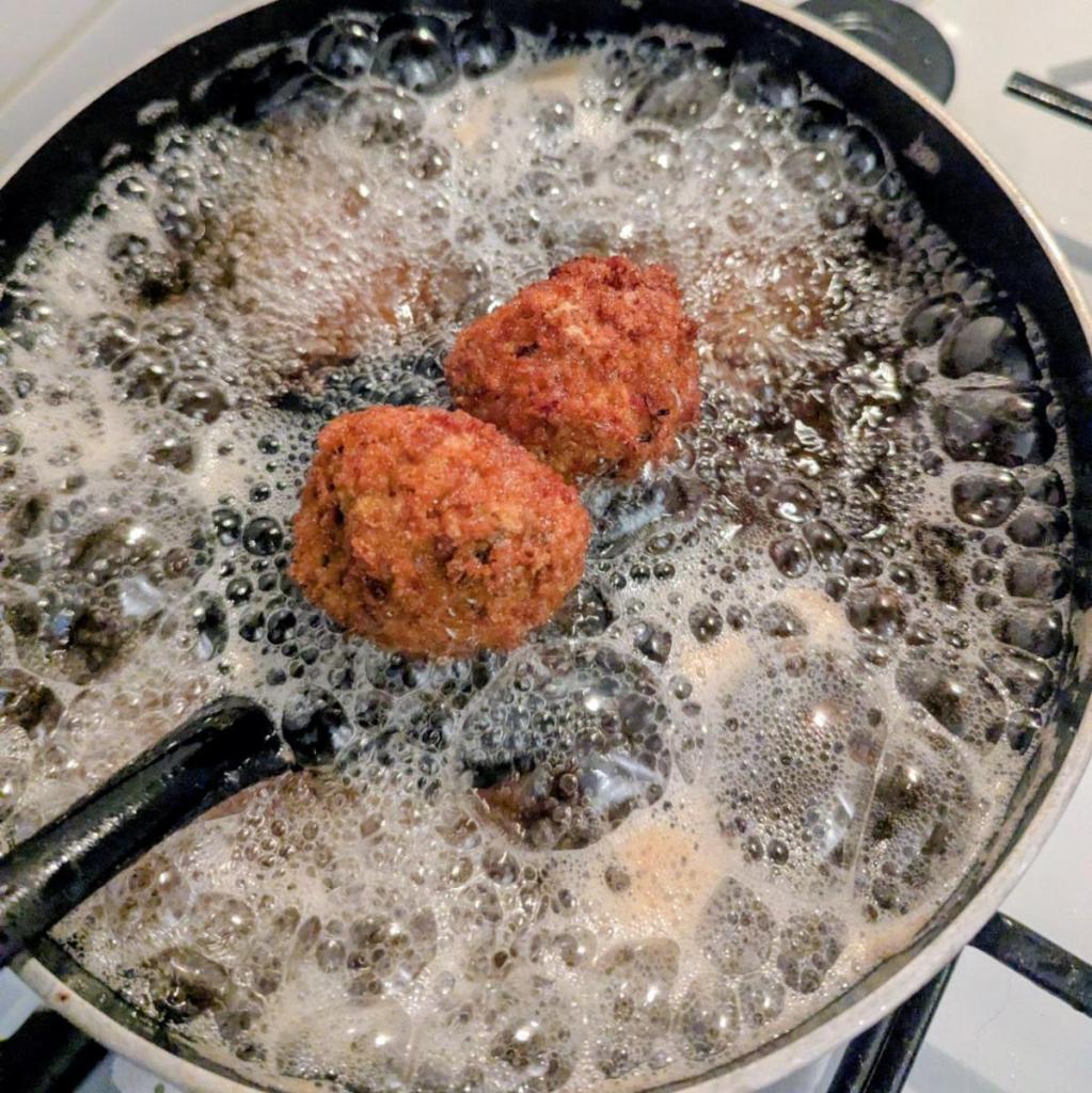 Heerlijk koken met paddenstoelen - Arancini bakken in olie