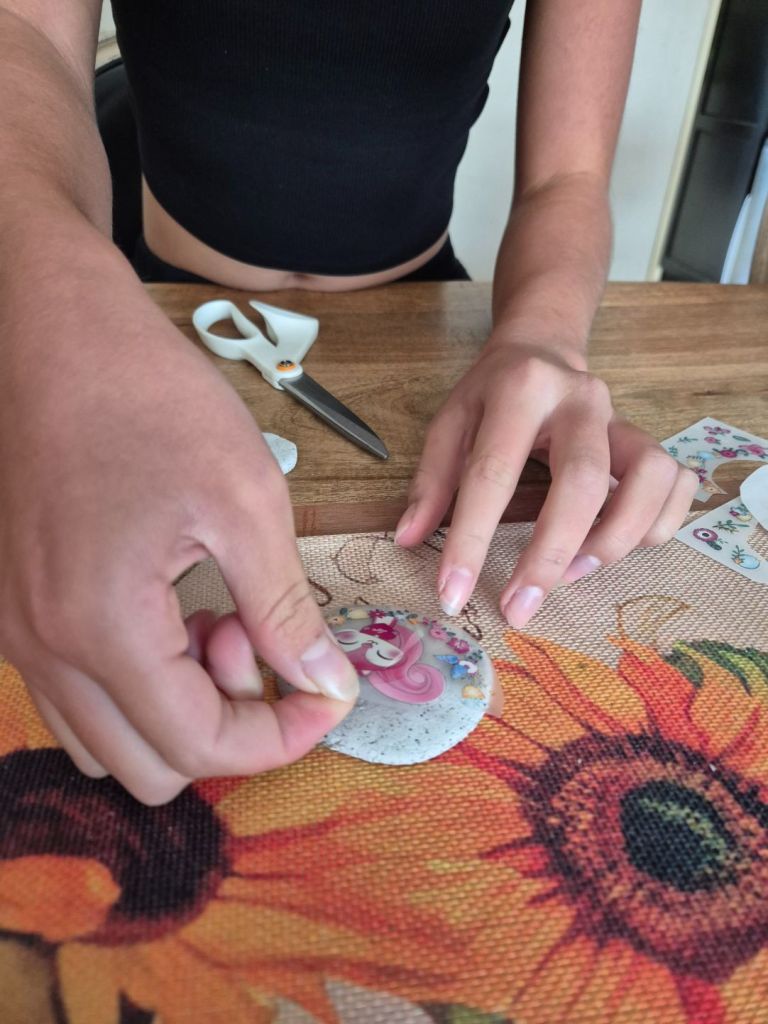 versieren van de stenen met rub on stickers