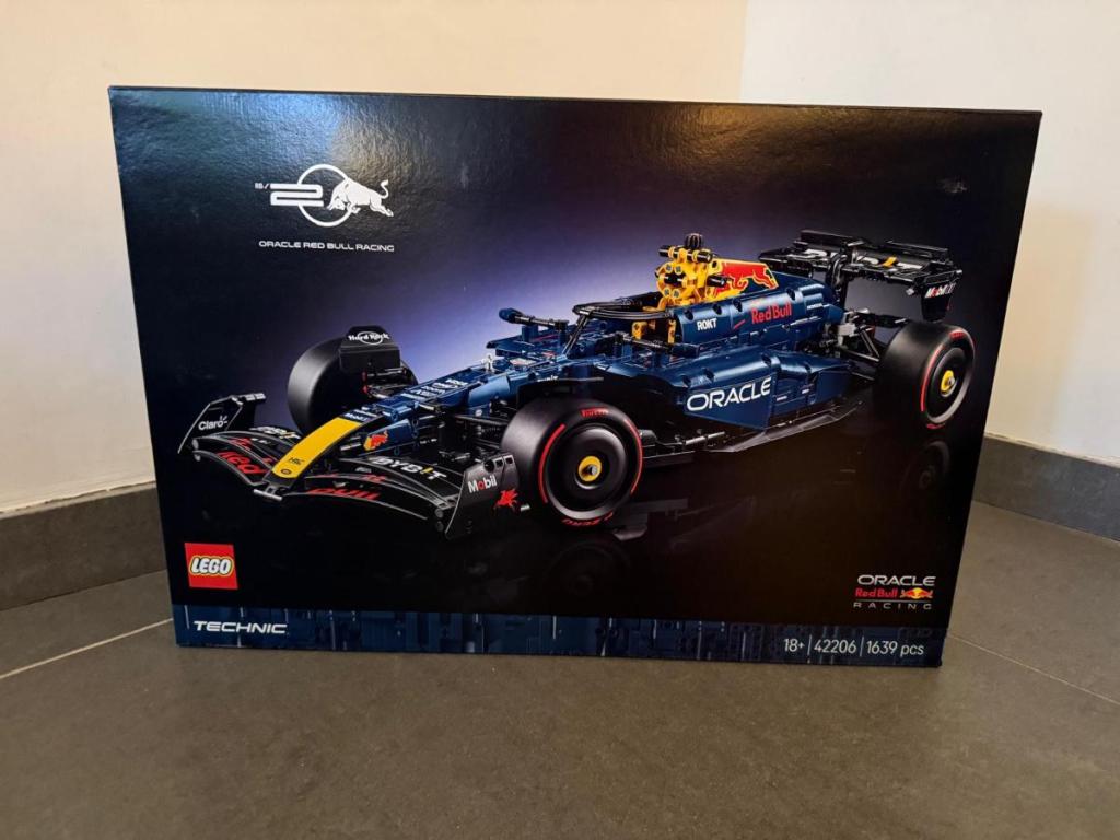 LEGO Technic Red Bull Racing RB20 F1 auto 