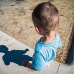 cognitief spel peuter schaduwspel buitenspelen voor peuters