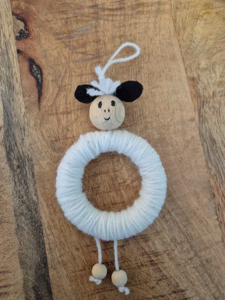 paasknutsel schaapje met wol en hout