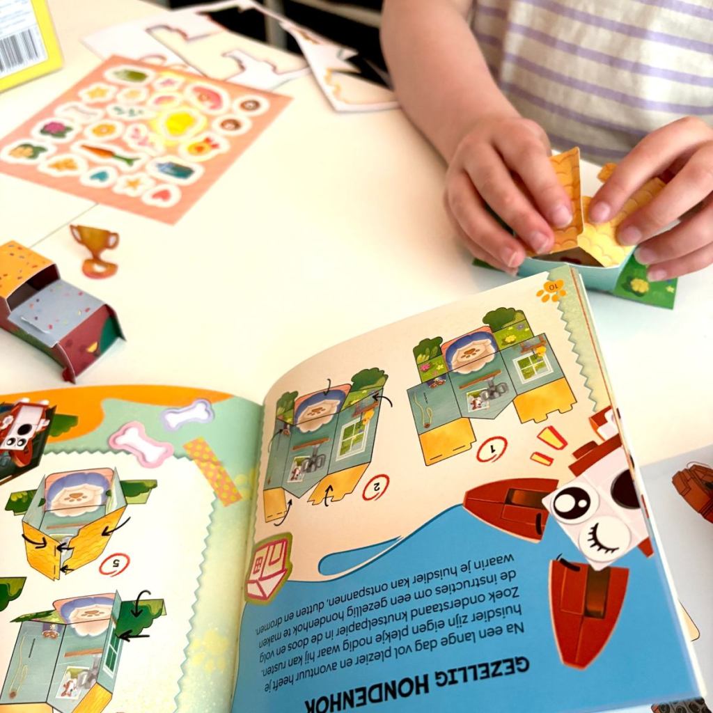 Bureau Buddy's Corgi 3