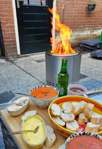 kampvuur in de tuin zomeravond