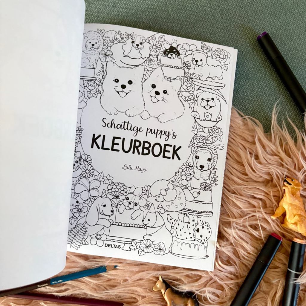 Blader door Schattige puppy's kleurboek en je smelt direct van de illustraties van Lulu Mayo. Elke pagina biedt een nieuw hondenavontuur dat wacht op jouw creatieve touch. Denk aan:





Pluizige Golden Retriever-pups



Een slaperige mops die diep weggedoken ligt in een veel te grote designschoen



Stoere maar o zo schattige herdershondjes die ondeugend over een tuinhekje gluren.



Corgi's met hun iconische korte pootjes die een feestmuts dragen

Schattige puppy's kleurboek 