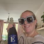 Ellen met grote zonnebril