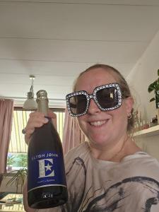 Ellen met grote zonnebril