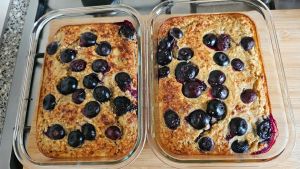 Eiwitrijke baked oats met blauwe bessen