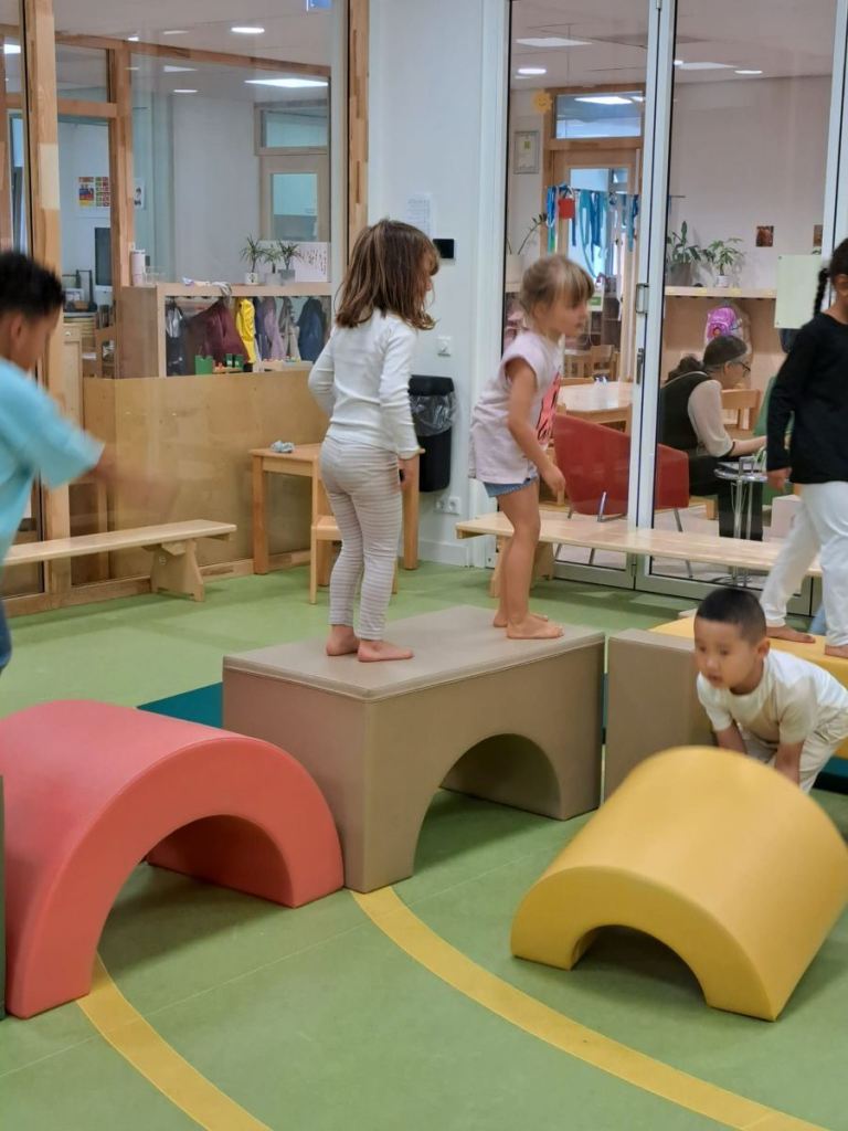 Geometrische lichamen spelend bewegen