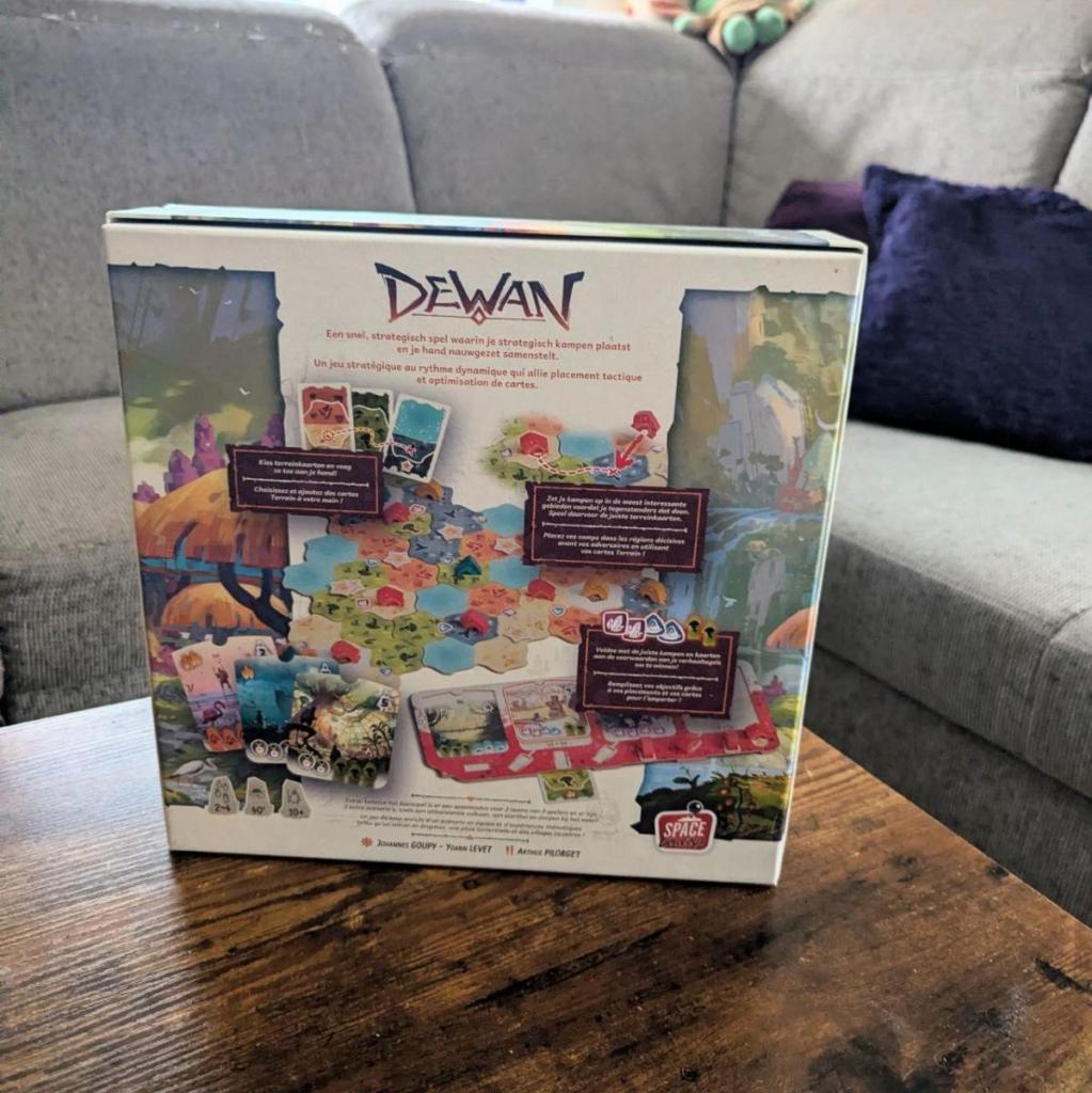 Dewan - achterkant doos