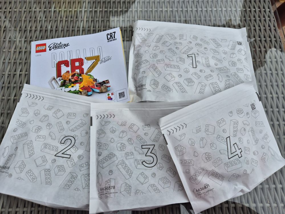De zakjes van het LEGO bouwpakket