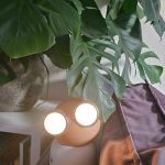 nieuwe lamp naast bank