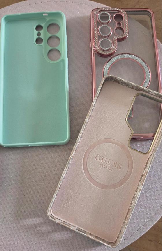 roze Guess-hoesje met gouden details telefoonhoesje samsung Galaxy s26 ultra